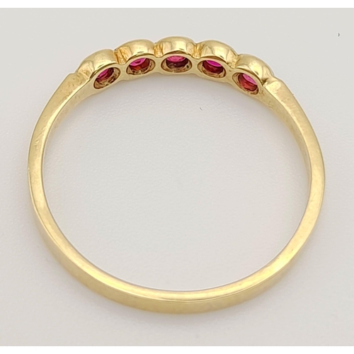 707 - 14K YELLOW GOLD RUBY / RUBILITE BAND RING. TOTAL WEIGHT  1.8G.  SIZE S