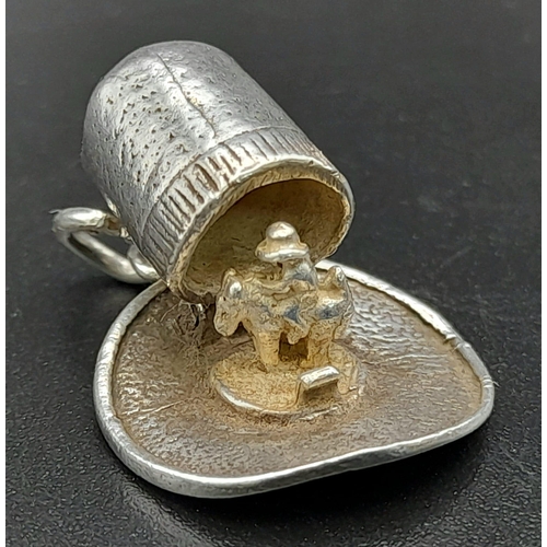 1003 - 3 X STERLING SILVER WESTERN THEMED CHARMS COWBOY HAT THAT OPENS TO REVEAL RODEO, BARRELL & GUN 9.4G