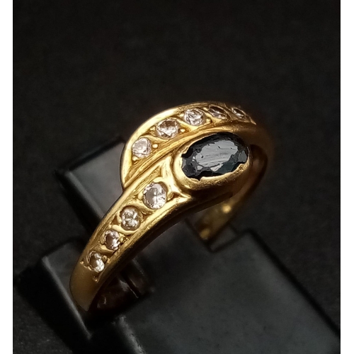 556 - 18K YELLOW GOLD DIAMOND & SAPPHIRE SNAKE FEEL RING. TOTAL WEIGHT 2.7G.  SIZE J