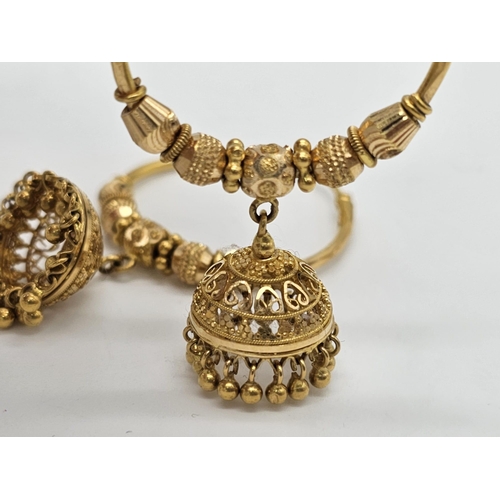 749 - Withdrawn
Two 22 K yellow gold bangles and a pair of earrings, Total weight: 53 g. REF: 01012344