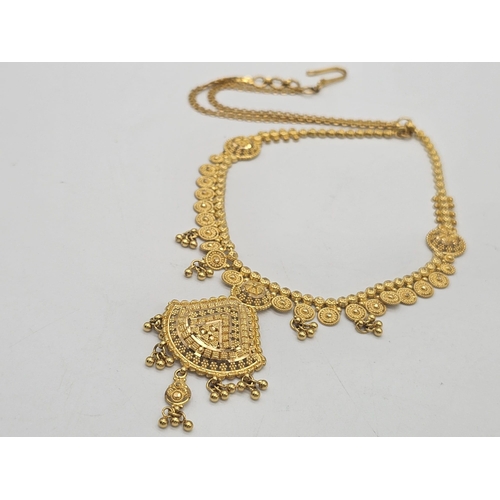 811 - A yellow gold mixed lot consisting of: 
22 K chain and six necklaces A/F
21 K bracelet and ring (siz... 