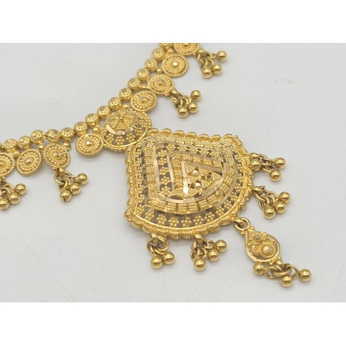 811 - A yellow gold mixed lot consisting of: 
22 K chain and six necklaces A/F
21 K bracelet and ring (siz... 