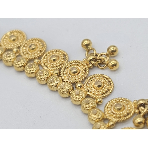 811 - A yellow gold mixed lot consisting of: 
22 K chain and six necklaces A/F
21 K bracelet and ring (siz... 