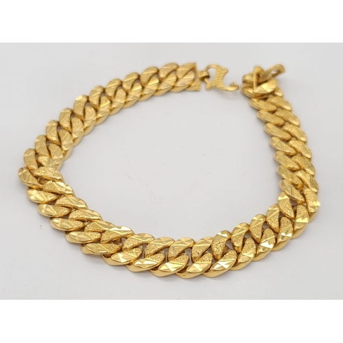 811 - A yellow gold mixed lot consisting of: 
22 K chain and six necklaces A/F
21 K bracelet and ring (siz... 