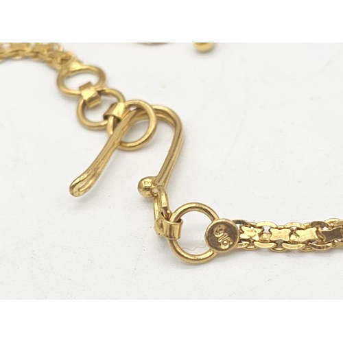 811 - A yellow gold mixed lot consisting of: 
22 K chain and six necklaces A/F
21 K bracelet and ring (siz... 