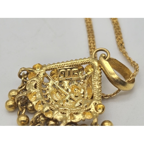 811 - A yellow gold mixed lot consisting of: 
22 K chain and six necklaces A/F
21 K bracelet and ring (siz... 