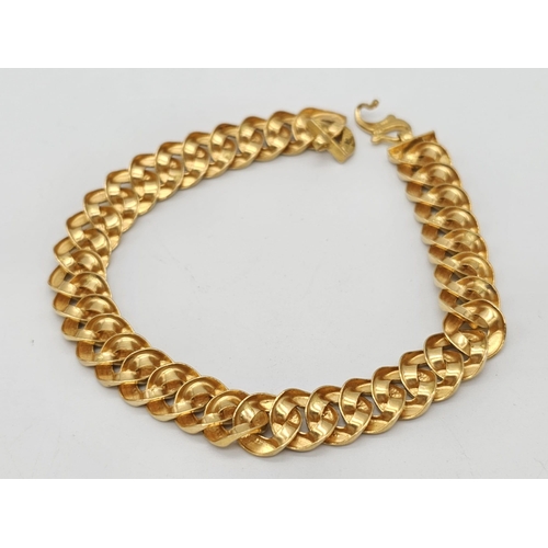 811 - A yellow gold mixed lot consisting of: 
22 K chain and six necklaces A/F
21 K bracelet and ring (siz... 