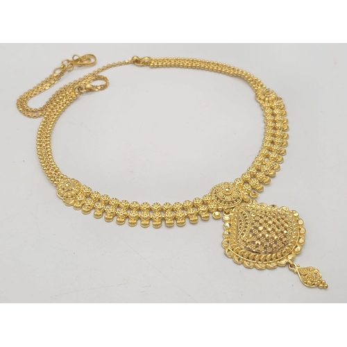 811 - A yellow gold mixed lot consisting of: 
22 K chain and six necklaces A/F
21 K bracelet and ring (siz... 