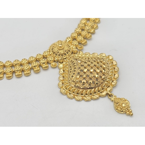 811 - A yellow gold mixed lot consisting of: 
22 K chain and six necklaces A/F
21 K bracelet and ring (siz... 