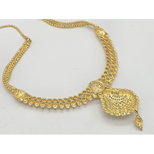 811 - A yellow gold mixed lot consisting of: 
22 K chain and six necklaces A/F
21 K bracelet and ring (siz... 