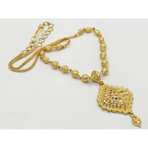 811 - A yellow gold mixed lot consisting of: 
22 K chain and six necklaces A/F
21 K bracelet and ring (siz... 