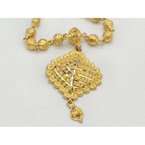 811 - A yellow gold mixed lot consisting of: 
22 K chain and six necklaces A/F
21 K bracelet and ring (siz... 