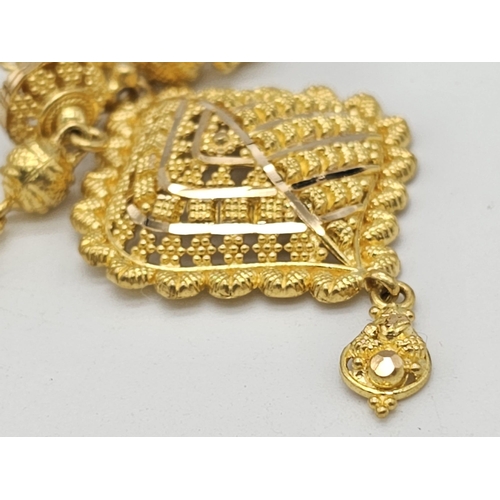 811 - A yellow gold mixed lot consisting of: 
22 K chain and six necklaces A/F
21 K bracelet and ring (siz... 