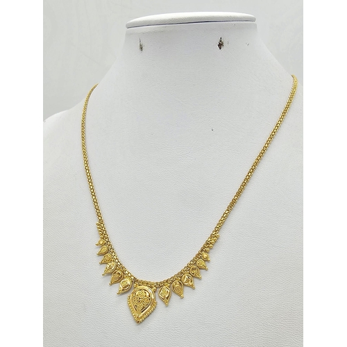 811 - A yellow gold mixed lot consisting of: 
22 K chain and six necklaces A/F
21 K bracelet and ring (siz... 