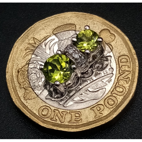 816 - 9K WHITE GOLD DIAMOND & PERIDOT PENDANT 1G