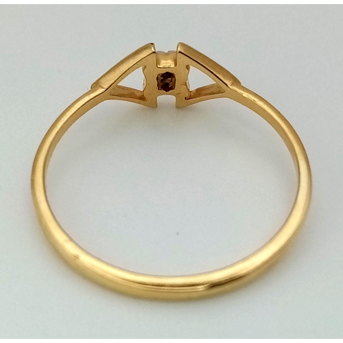 933 - 18K YELLOW GOLD DIAMOND RING. TOTAL WEIGHT 1.2G SIZE M