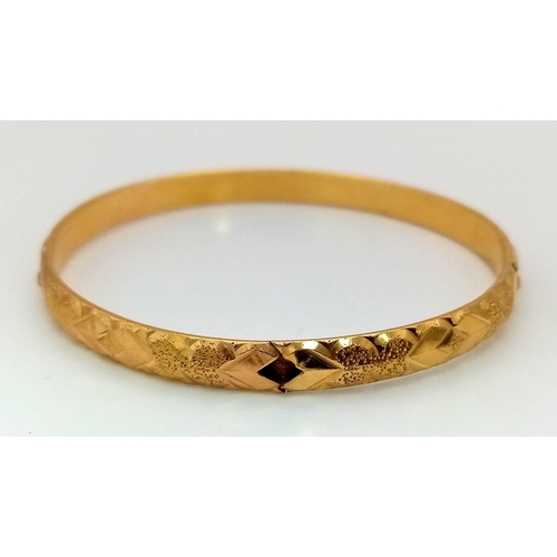 997 - A 21 K yellow gold bangle with a small damage. Weight: 11.2 g. REF: 010111967