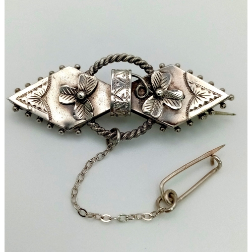 1099 - A Victorian Silver Brooch. 4.5cm