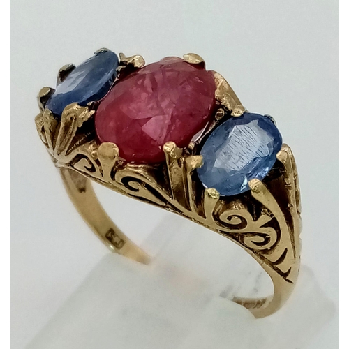 1350 - A Vintage 9K Yellow Gold Ruby and Sapphire Three-Stone Ring. Ruby -3ct approx. Sapphires - possibly ... 