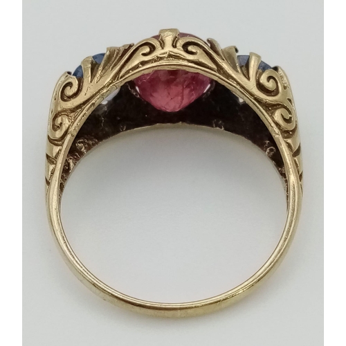 1350 - A Vintage 9K Yellow Gold Ruby and Sapphire Three-Stone Ring. Ruby -3ct approx. Sapphires - possibly ... 