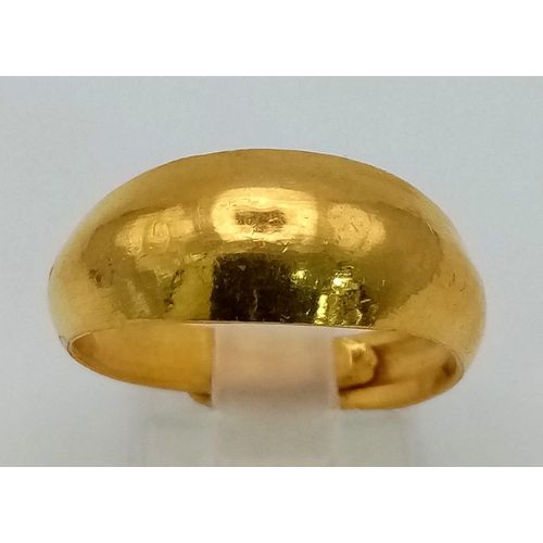 1440 - An 18K Yellow Gold Japanese Band Ring. Size O. 10.88g.
Japanese hallmark.