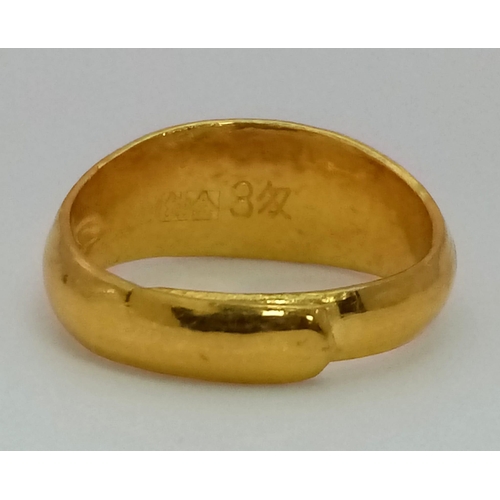 1440 - An 18K Yellow Gold Japanese Band Ring. Size O. 10.88g.
Japanese hallmark.