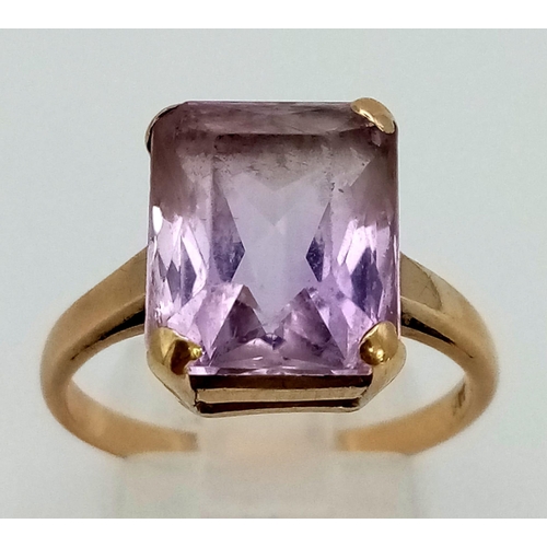 1334 - A 9K Yellow Gold Amethyst Ladies Ring. Rectangular centre stone. Size Q. 4.03g total weight.