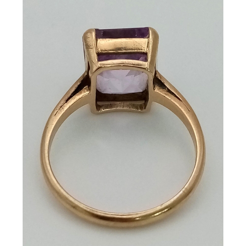 1334 - A 9K Yellow Gold Amethyst Ladies Ring. Rectangular centre stone. Size Q. 4.03g total weight.