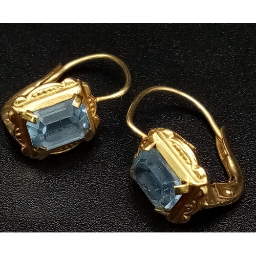 570 - 18K YELLOW GOLD BLUE STONE DROP EARRINGS. TOTAL WEIGHT 2.8G