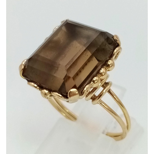 793 - A Vintage 18K Gold (tested) Smoky Quartz Ring. Rectangular step-cut 15ct smoky quartz. Size P. 5.91g... 