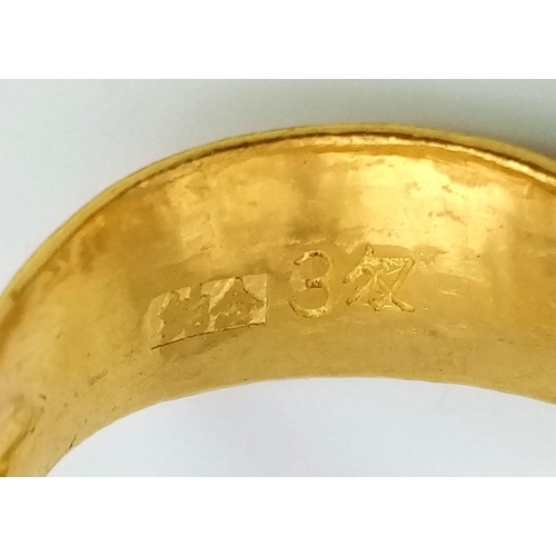 1440 - An 18K Yellow Gold Japanese Band Ring. Size O. 10.88g.
Japanese hallmark.