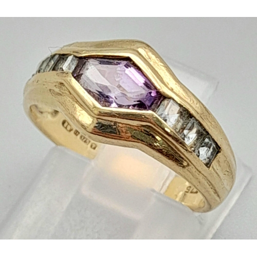 1371 - A Vintage 9K Yellow Gold, Amethyst and Peridot Ring. Central amethyst with small peridots either sid... 