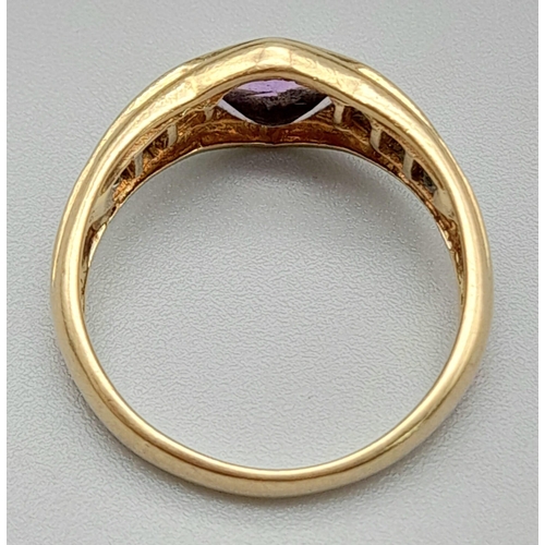 1371 - A Vintage 9K Yellow Gold, Amethyst and Peridot Ring. Central amethyst with small peridots either sid... 