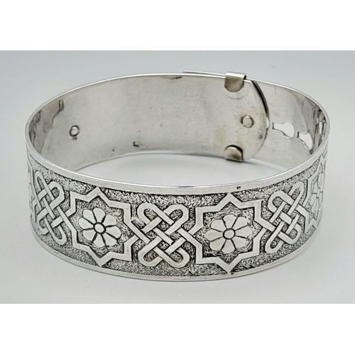 1501 - A Vintage Silver Bangle. Belt buckle (adjustable) shape with alternating pattern decoration. 27.5g