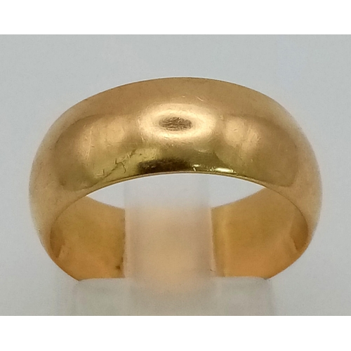 800 - A Vintage 18K Yellow Gold Band Ring. Full UK hallmarks. Size N. 7.05g