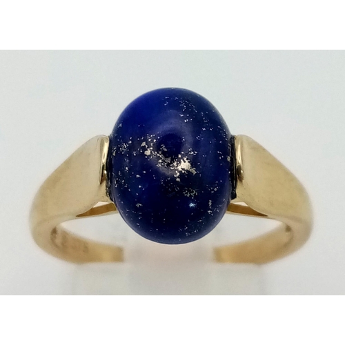 942 - A 9k Yellow Gold Lapis Lazuli Ring. Central oval lapis. Size M 1/2. 2.61g total weight.