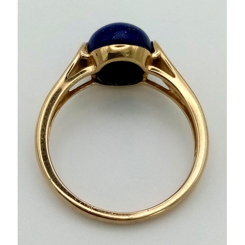 942 - A 9k Yellow Gold Lapis Lazuli Ring. Central oval lapis. Size M 1/2. 2.61g total weight.