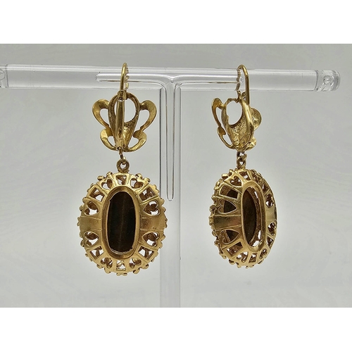 1004 - An 18 K yellow gold lot consisting of: a pair of hoop earrings (broken), two pair of earrings (broke... 