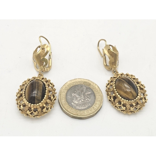 1004 - An 18 K yellow gold lot consisting of: a pair of hoop earrings (broken), two pair of earrings (broke... 