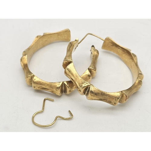 1004 - An 18 K yellow gold lot consisting of: a pair of hoop earrings (broken), two pair of earrings (broke... 