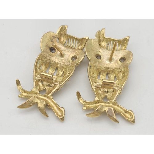 1004 - An 18 K yellow gold lot consisting of: a pair of hoop earrings (broken), two pair of earrings (broke... 