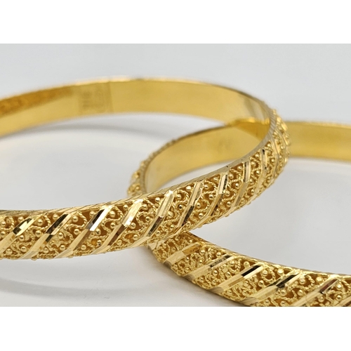 539 - A yellow gold mixed lot consisting of:
22 K eight bangles, one open bangle, one chain, one ring and ... 