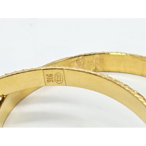 539 - A yellow gold mixed lot consisting of:
22 K eight bangles, one open bangle, one chain, one ring and ... 