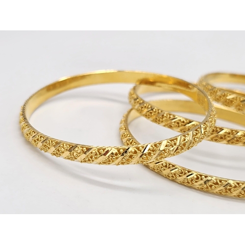 539 - A yellow gold mixed lot consisting of:
22 K eight bangles, one open bangle, one chain, one ring and ... 