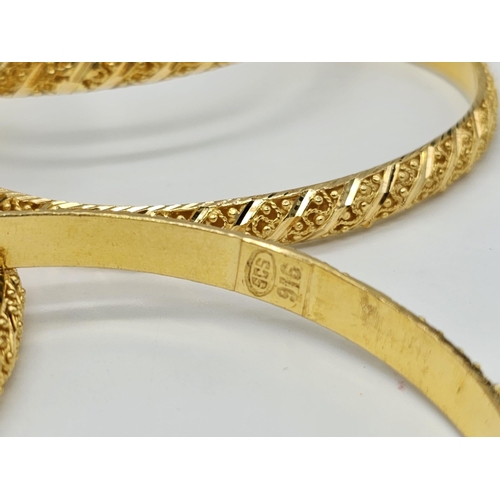 539 - A yellow gold mixed lot consisting of:
22 K eight bangles, one open bangle, one chain, one ring and ... 