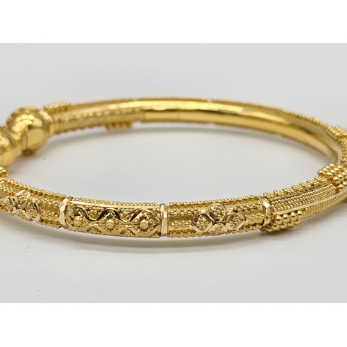 539 - A yellow gold mixed lot consisting of:
22 K eight bangles, one open bangle, one chain, one ring and ... 