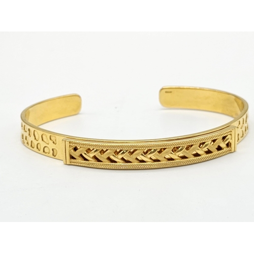 539 - A yellow gold mixed lot consisting of:
22 K eight bangles, one open bangle, one chain, one ring and ... 