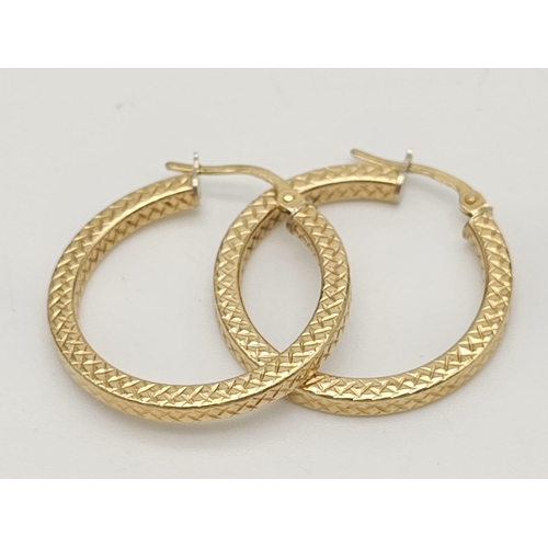 595 - A mixed lot consisting of:
22 K yellow gold Two pairs of earrings, a chain with pendant and a chain ... 