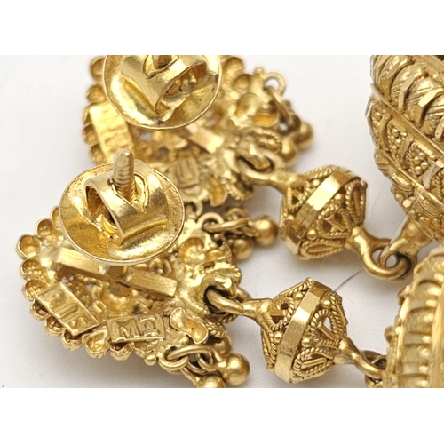 630 - A yellow gold mixed lot consisting of :
22 K chain, earrings and bangle
18 K chain with pendant and ... 