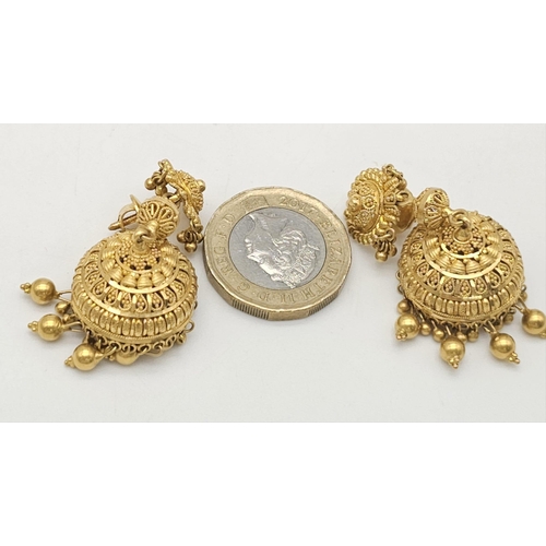 630 - A yellow gold mixed lot consisting of :
22 K chain, earrings and bangle
18 K chain with pendant and ... 